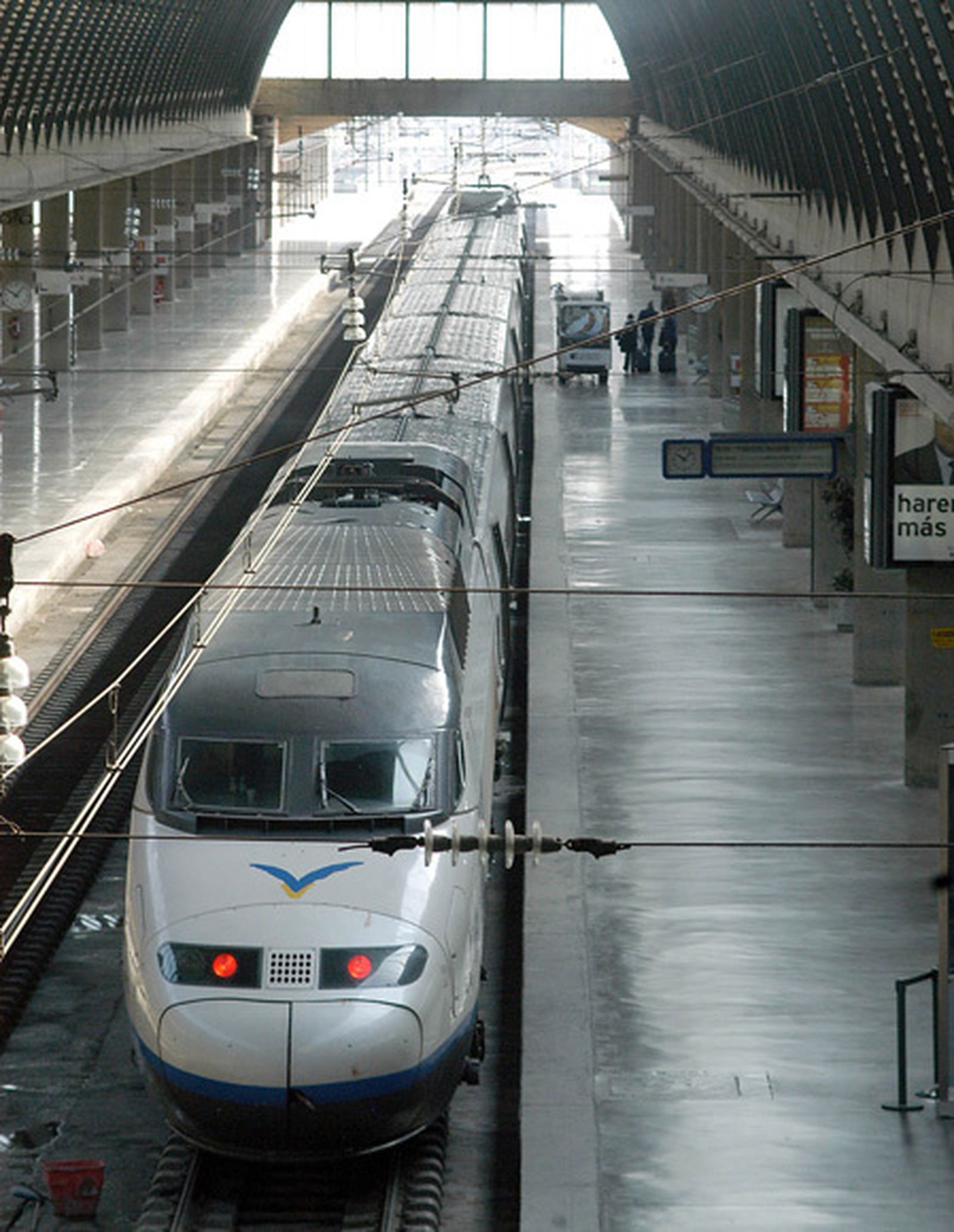 Los usuarios de AVE crecen un 15,7% y los de avión aumentan un 5,4% en octubre