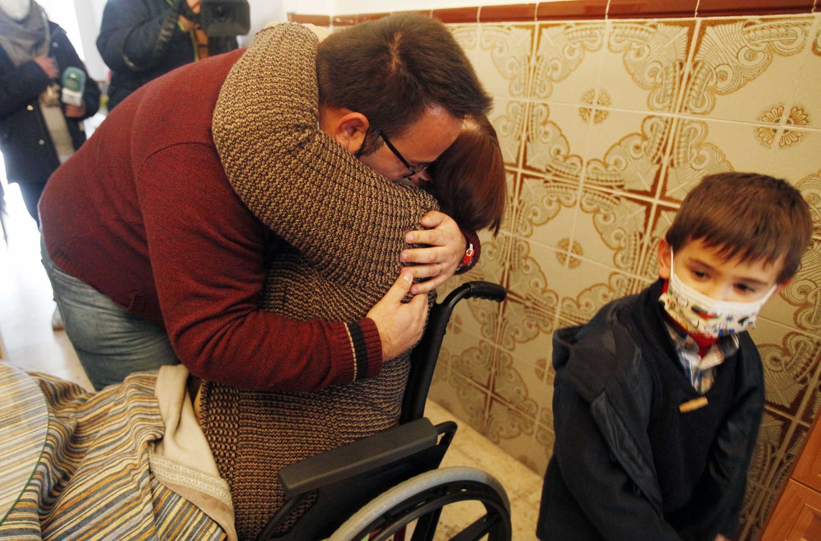 Moisés Esperanza se funde en un abrazo con su madre, María Rodríguez.