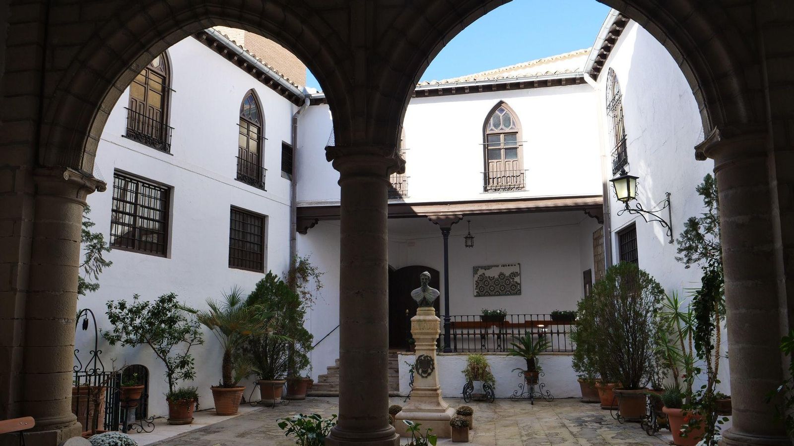 Patio con el busto idealizado del fundador.