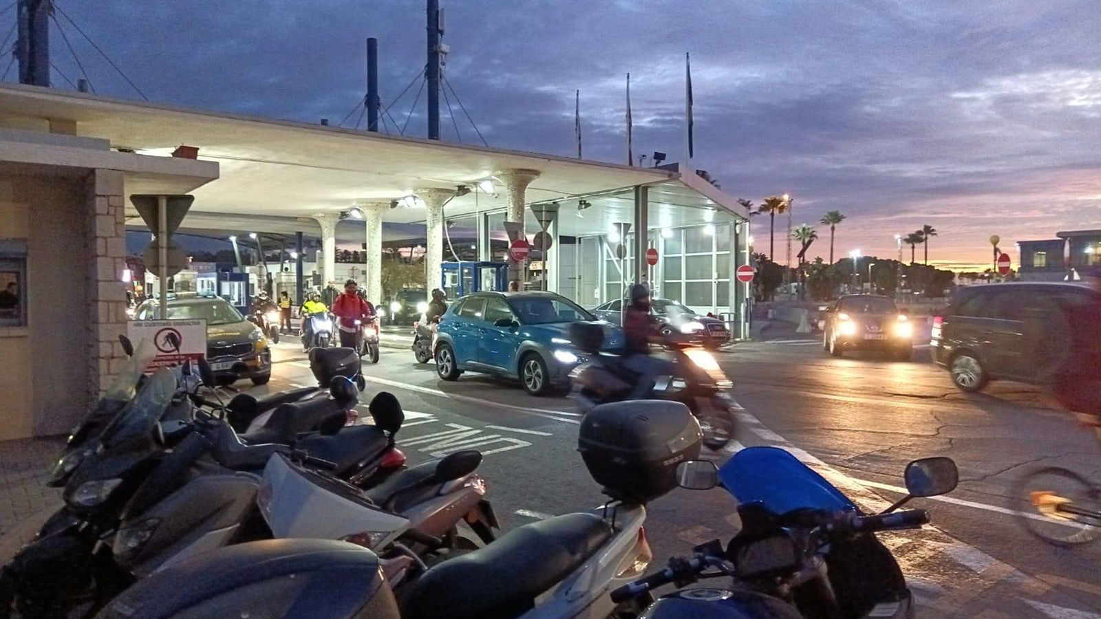Colas en la Verja