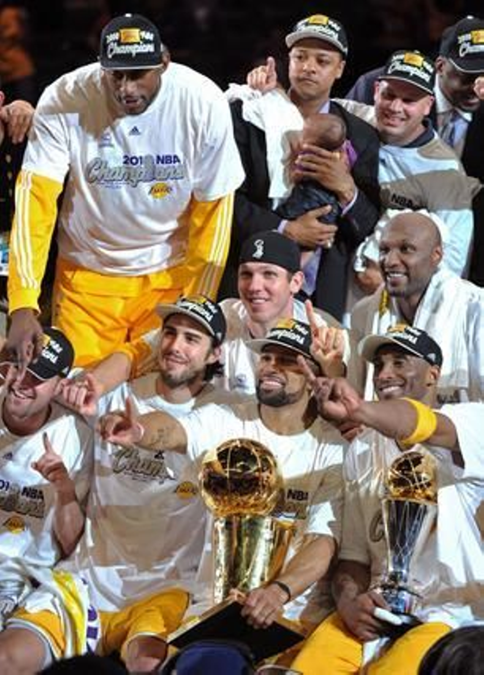 Los Angeles Lakers se alzaron con su decimosexto anillo tras vencer a Boston Celtics (83-79) en el séptimo partido de la final de la NBA.

Foto: Agencias