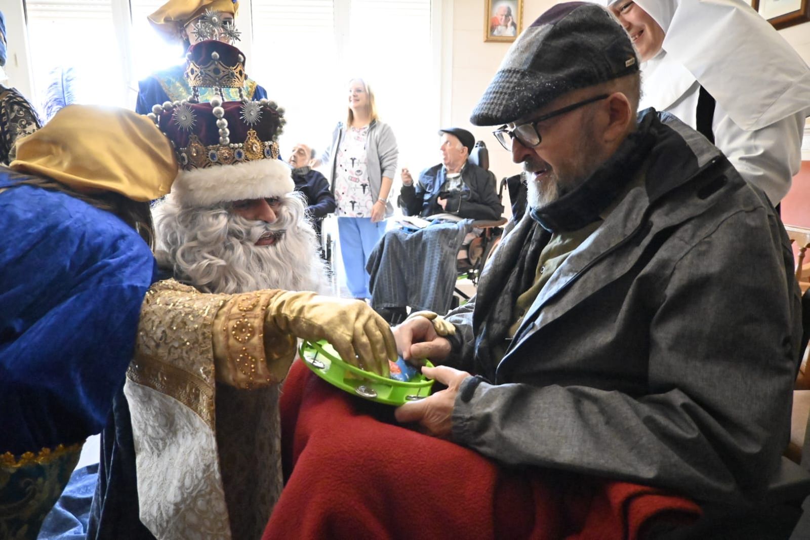 Las fotos más tiernas de la visita de los Reyes Magos a los ancianos de Huelva este 5 de enero