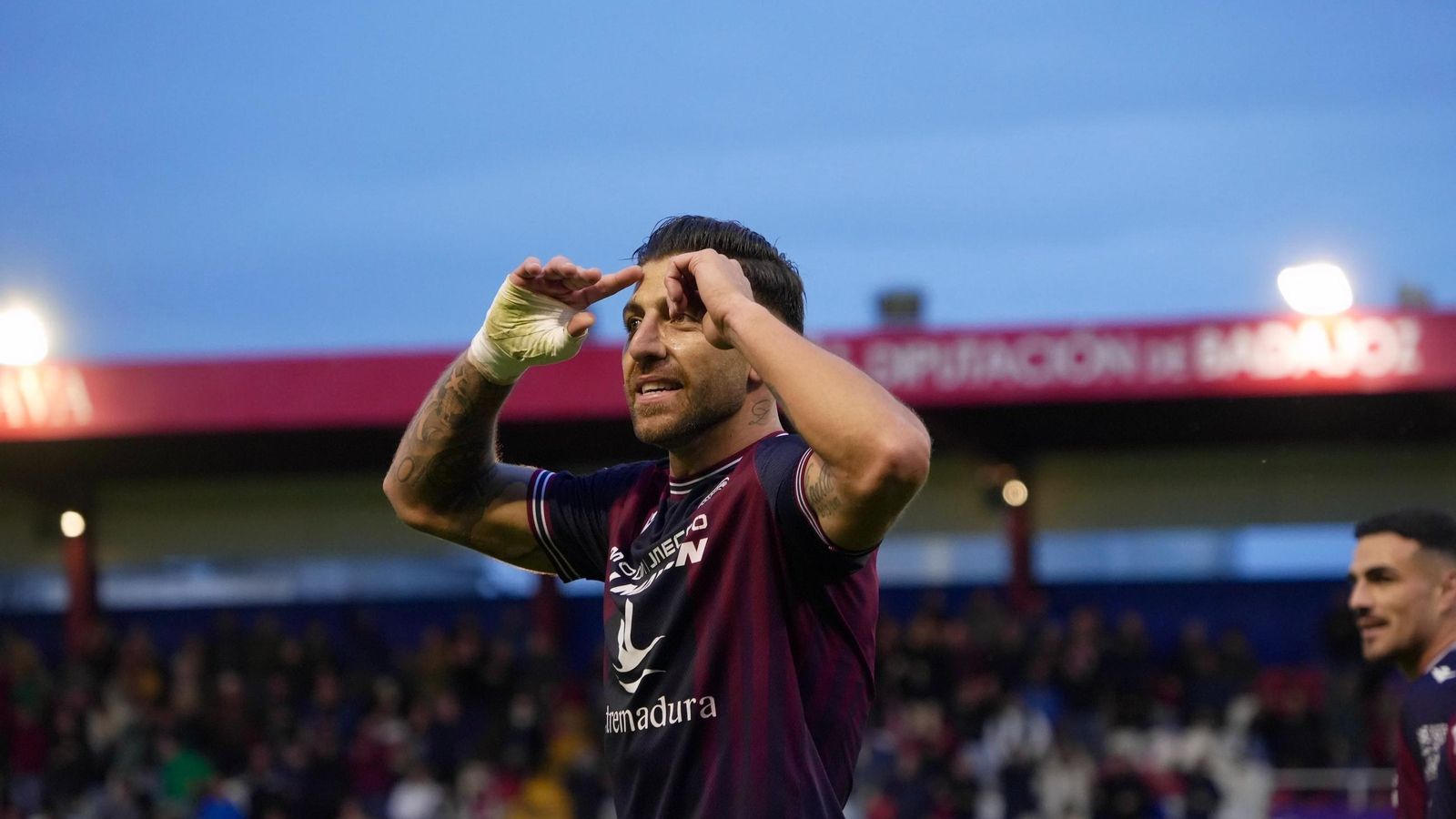 Zarfino celebra el único tanto del partido.