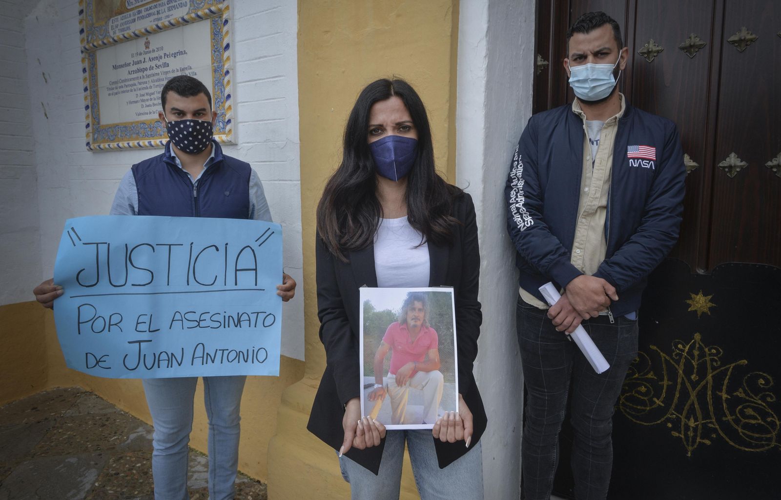 Juan Antonio, Rocío y Francisco Benítez Arellano, los hijos de la víctima.