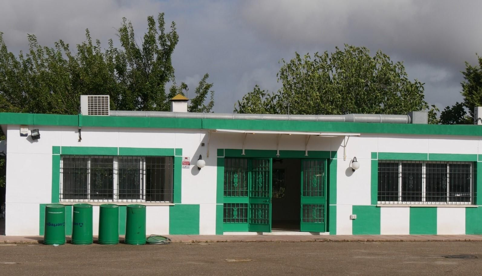 La fachada ya rehabilitada del bar de la Ciudad Deportiva del Córdoba CF.