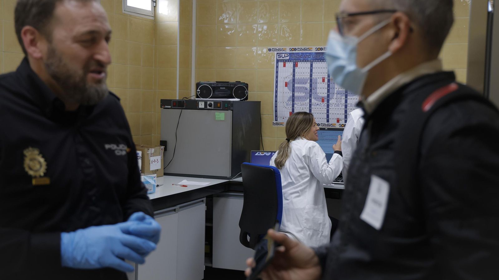 Un momento de la visita al laboratorio de ADN de la Policía Nacional en Sevilla.