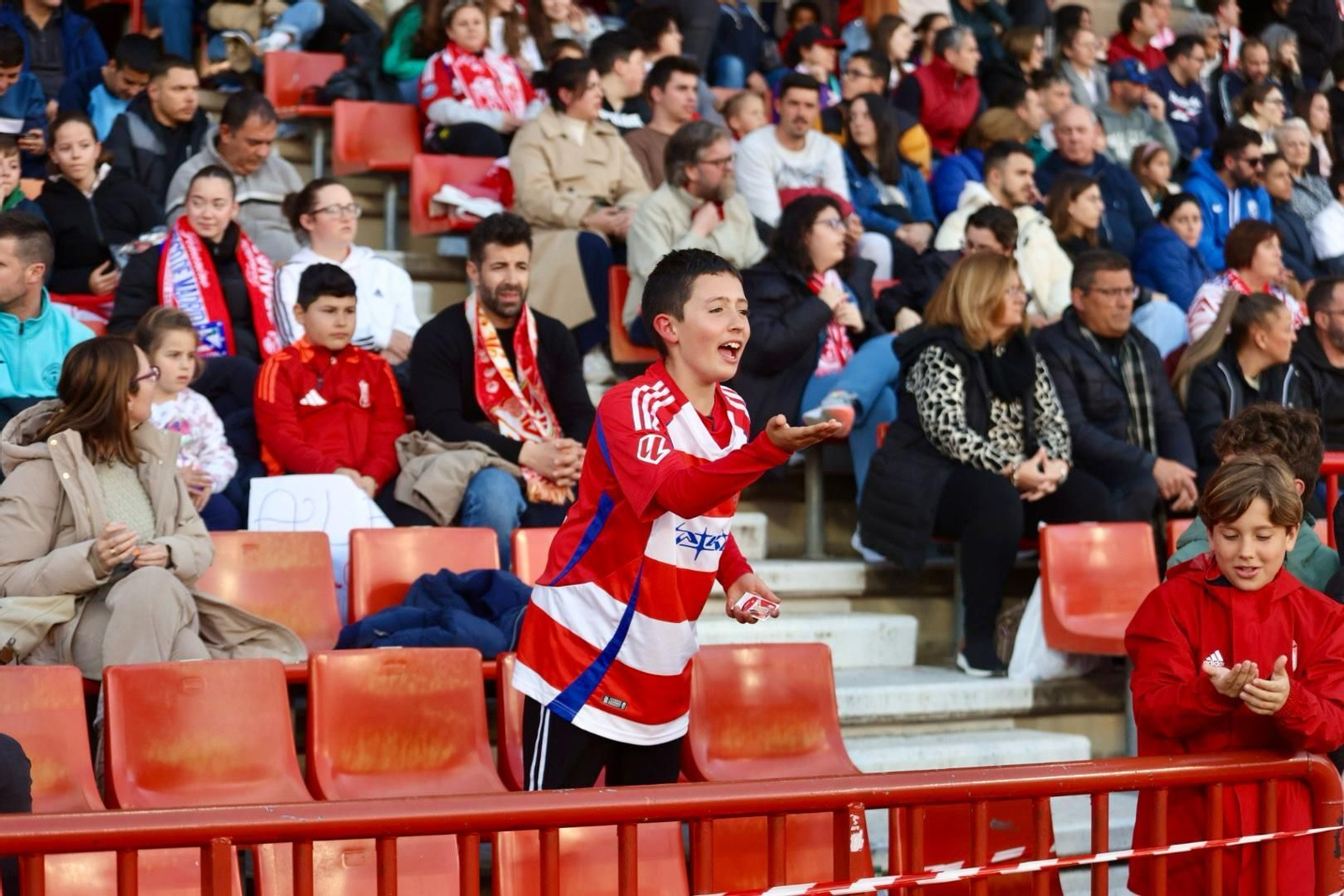 Encuéntrate en la grada de Los Cármenes en el Granada-Atlético de Madrid