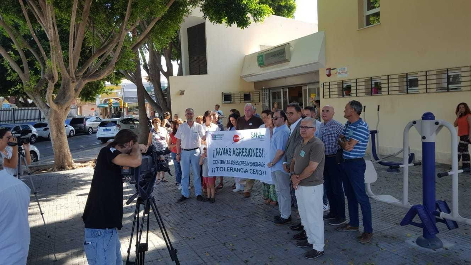 Concentración en el centro de salud de Campanillas por la última agresión.