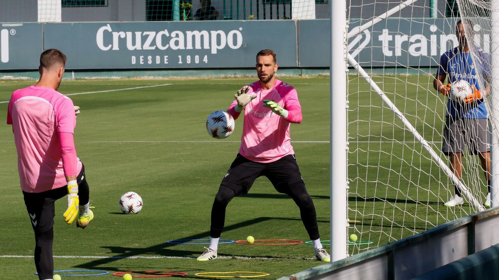 Adrián y Pau López se ejercitan en la ciudad deportiva del Betis.