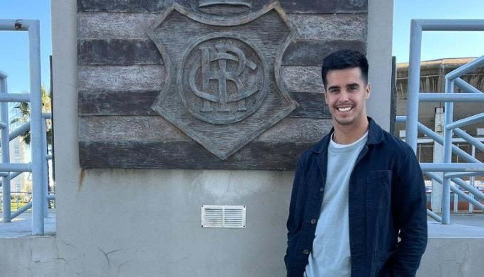 Juanma Bernal, segundo entrenador del Recre, en el Monumento a la afición.