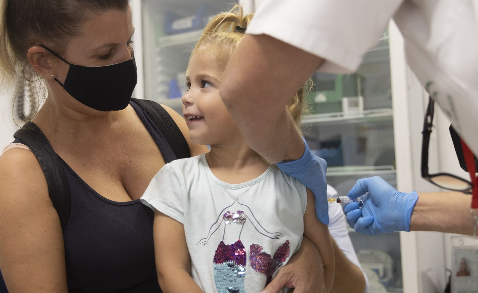 Una menor se vacuna de la gripe en un centro de salud de la capital.
