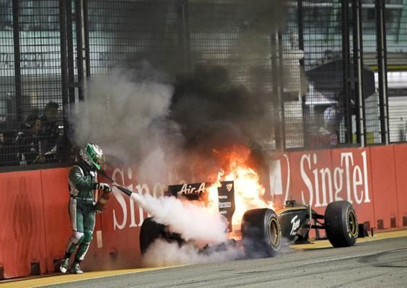 Fernando Alonso se acerca al liderato del Mundial tras ganar el Gran Premio de Singapur. / EFE