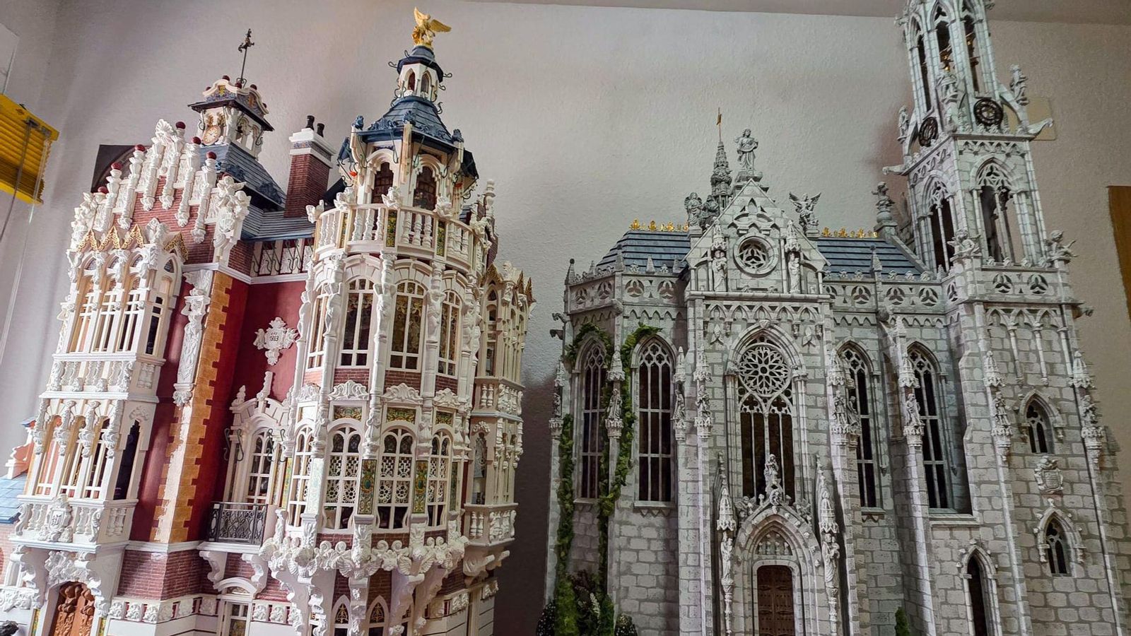 A la izquierda, casa historicista de 1883 y, a la derecha, la iglesia de la Abadía de San Agustín. A la izquierda, casa historicista de 1883 y, a la derecha, la iglesia de la Abadía de San Agustín.