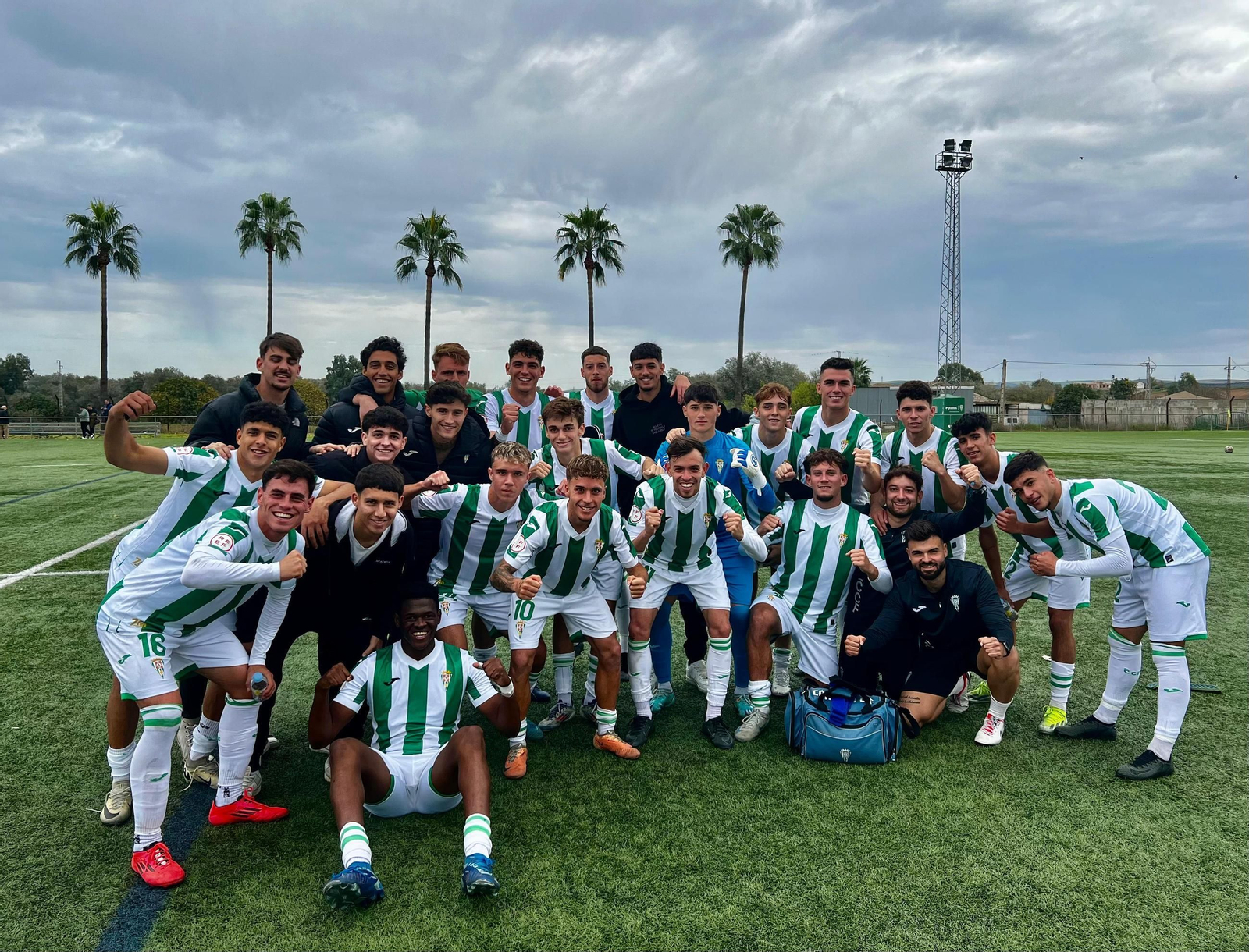 Los jugadores del Córdoba B celebran su triunfo ante el Coria.