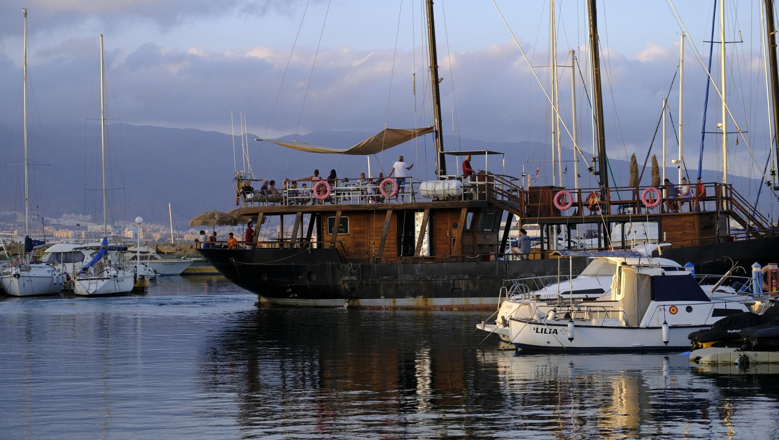 Navega en imágenes en una goleta histórica convertida en barco pirata