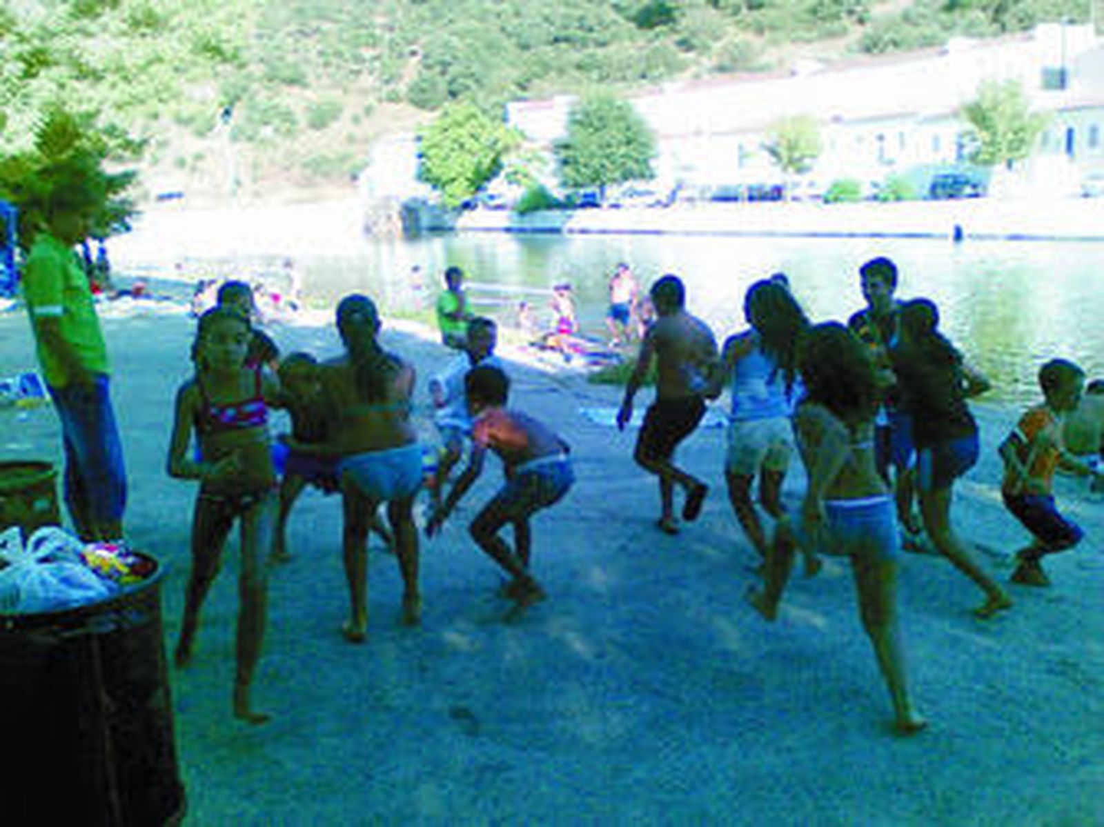 La playa de San Nicolás del Puerto es uno de sus principales atractivos en verano.