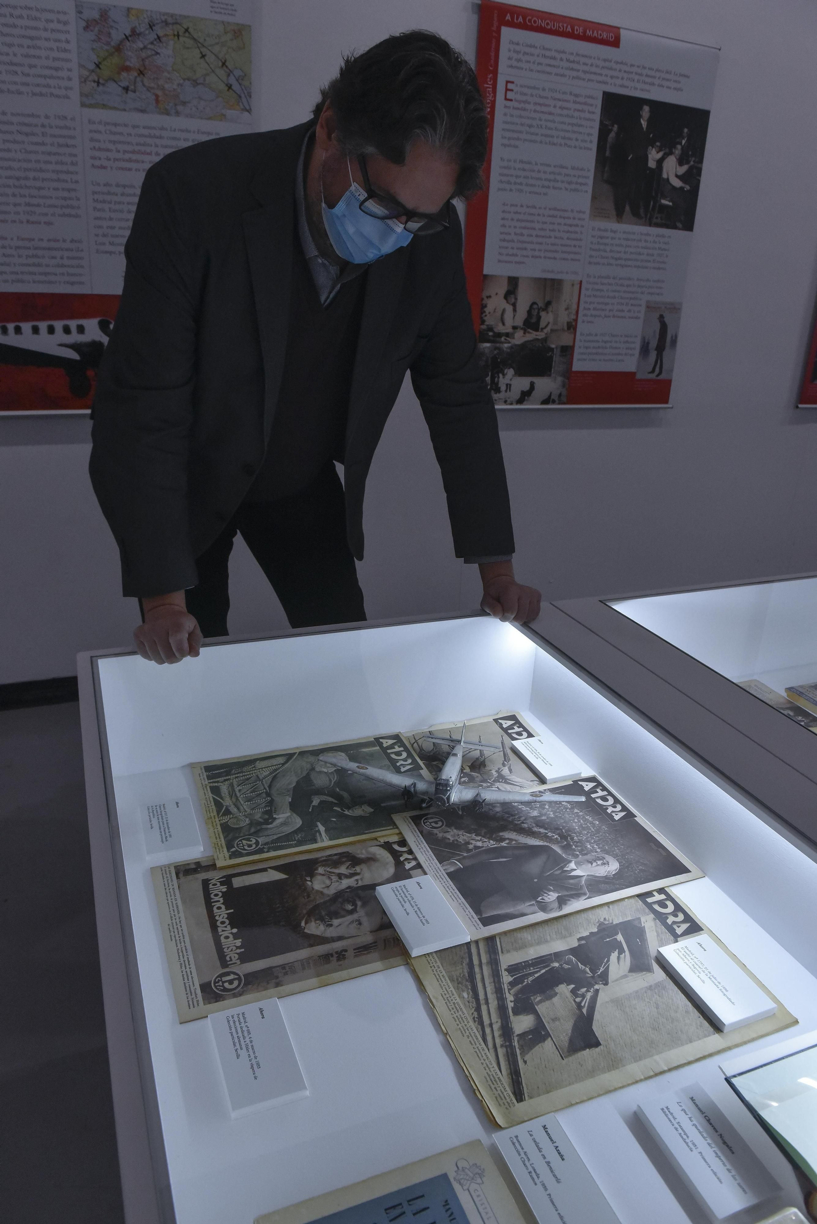 Una de las vitrinas con documentos originales del diario 'Ahora'.