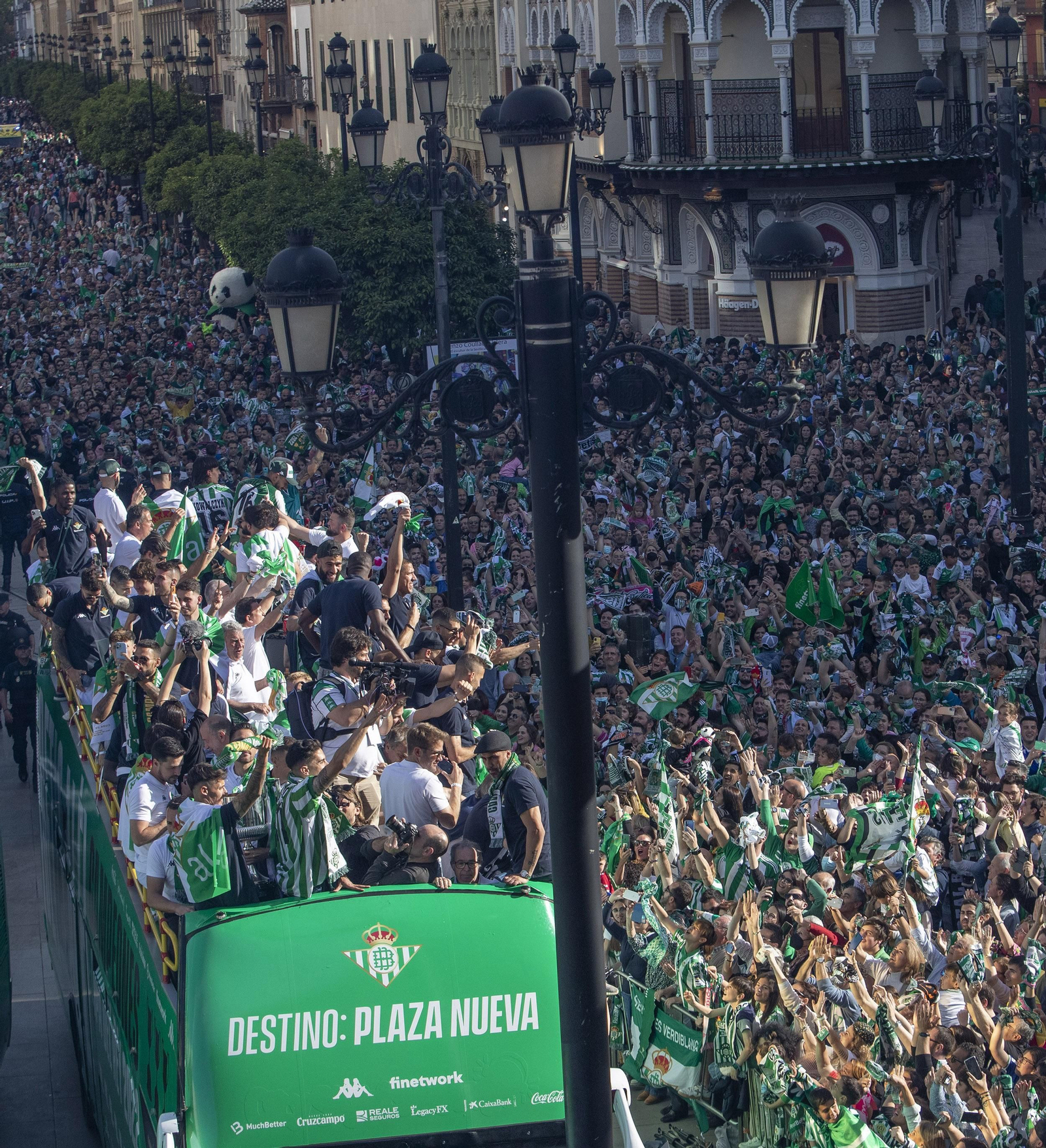 Las imágenes de la celebración del Betis por las calles de Sevilla