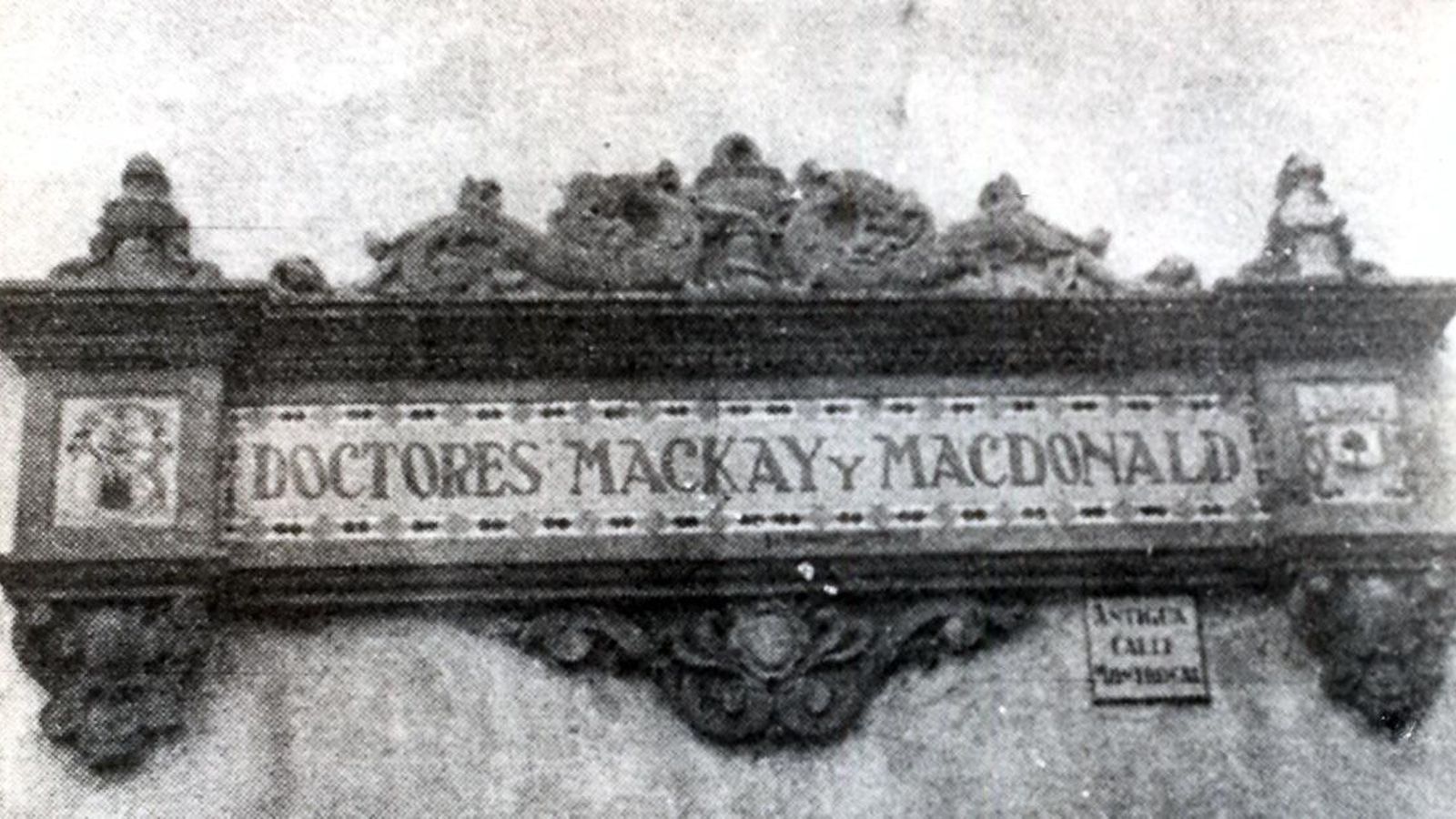 Rótulo original de la "calle de los doctores Mackay y Macdonald".