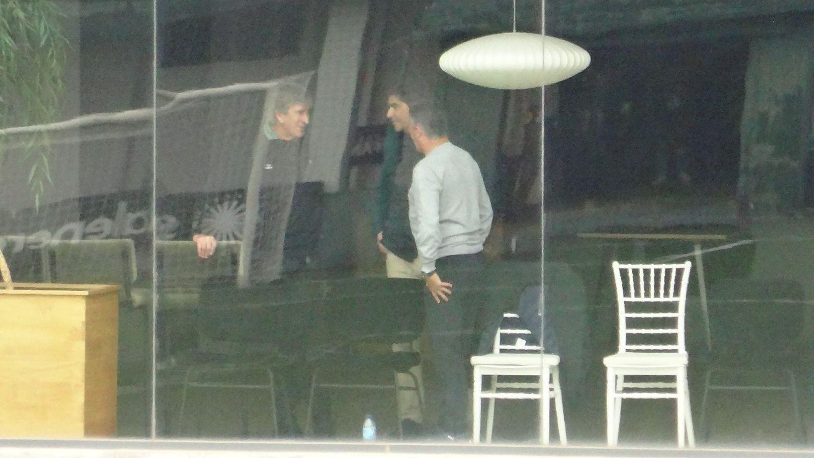 Manuel Pellegrini, Ángel Haro y Alexix Trujillo viendo el partido