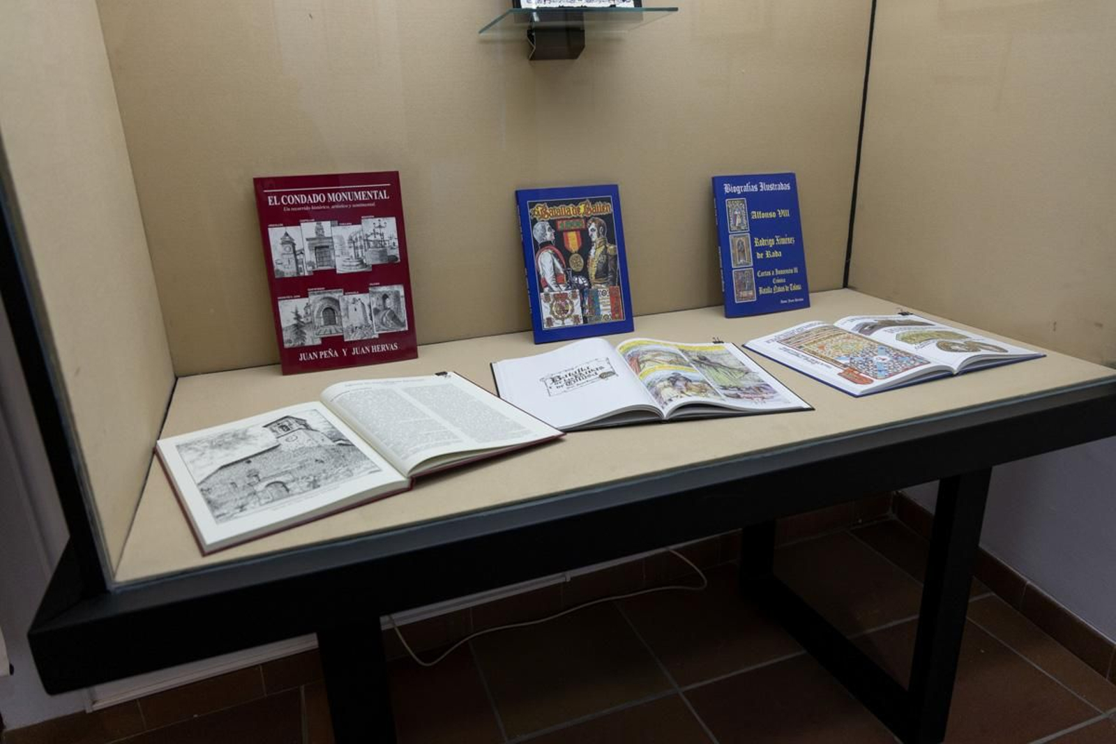 En imágenes: Juan Hervás retrata con caricaturas a destacados personajes de la Batalla de las Navas de Tolosa en esta exposición