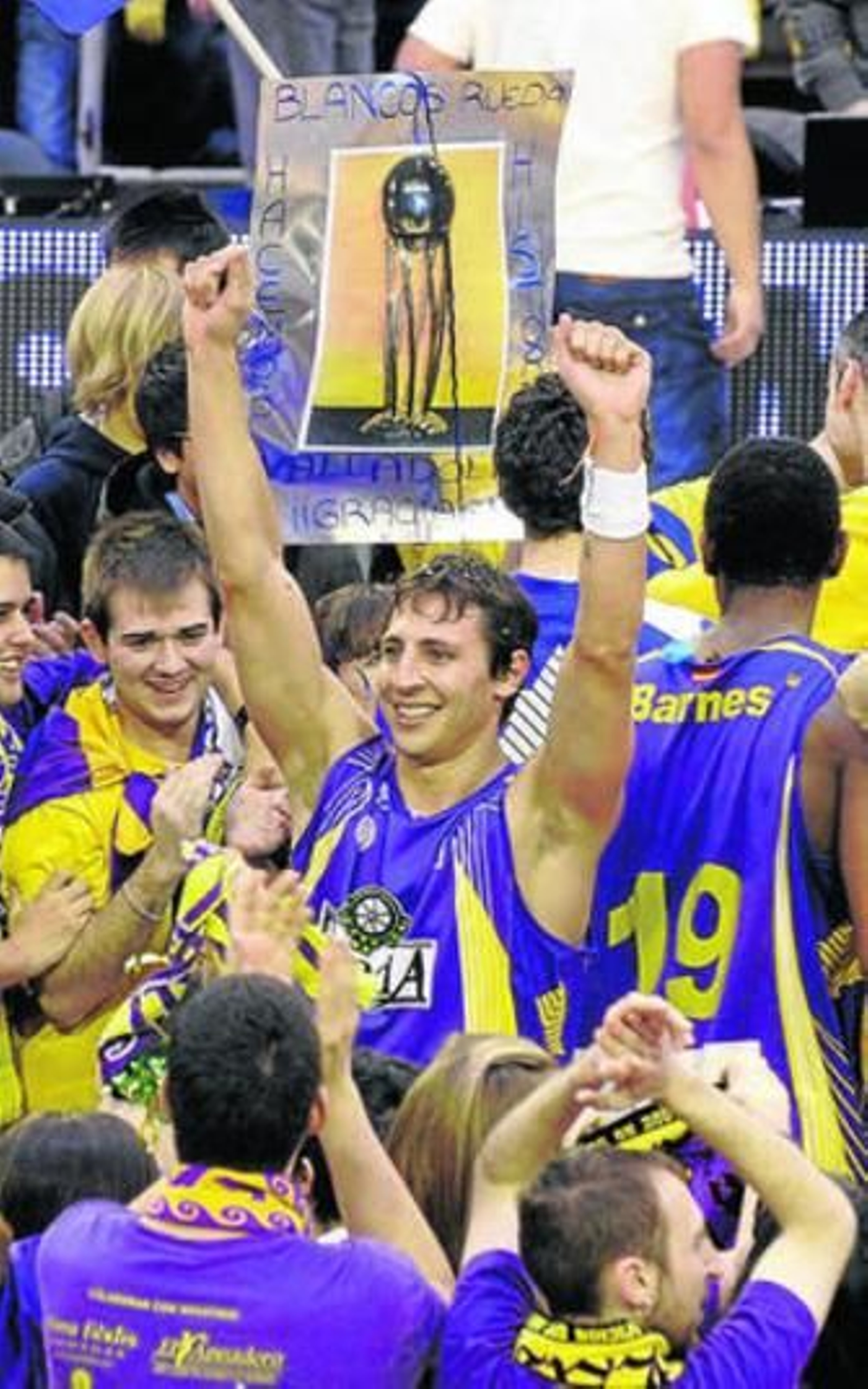 Van Lacke celebra con la afición pucelana la clasificación.