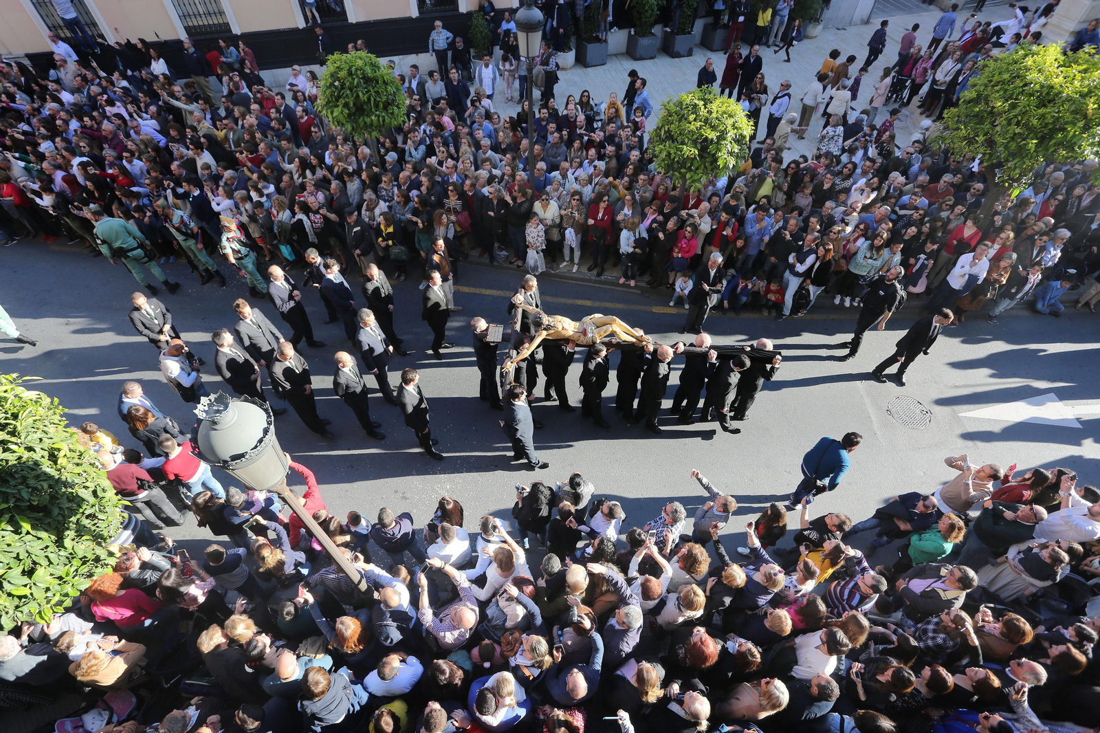 Procesión del Cristo de la Vera Cruz, escoltado por la Legión en las calles de Huelva