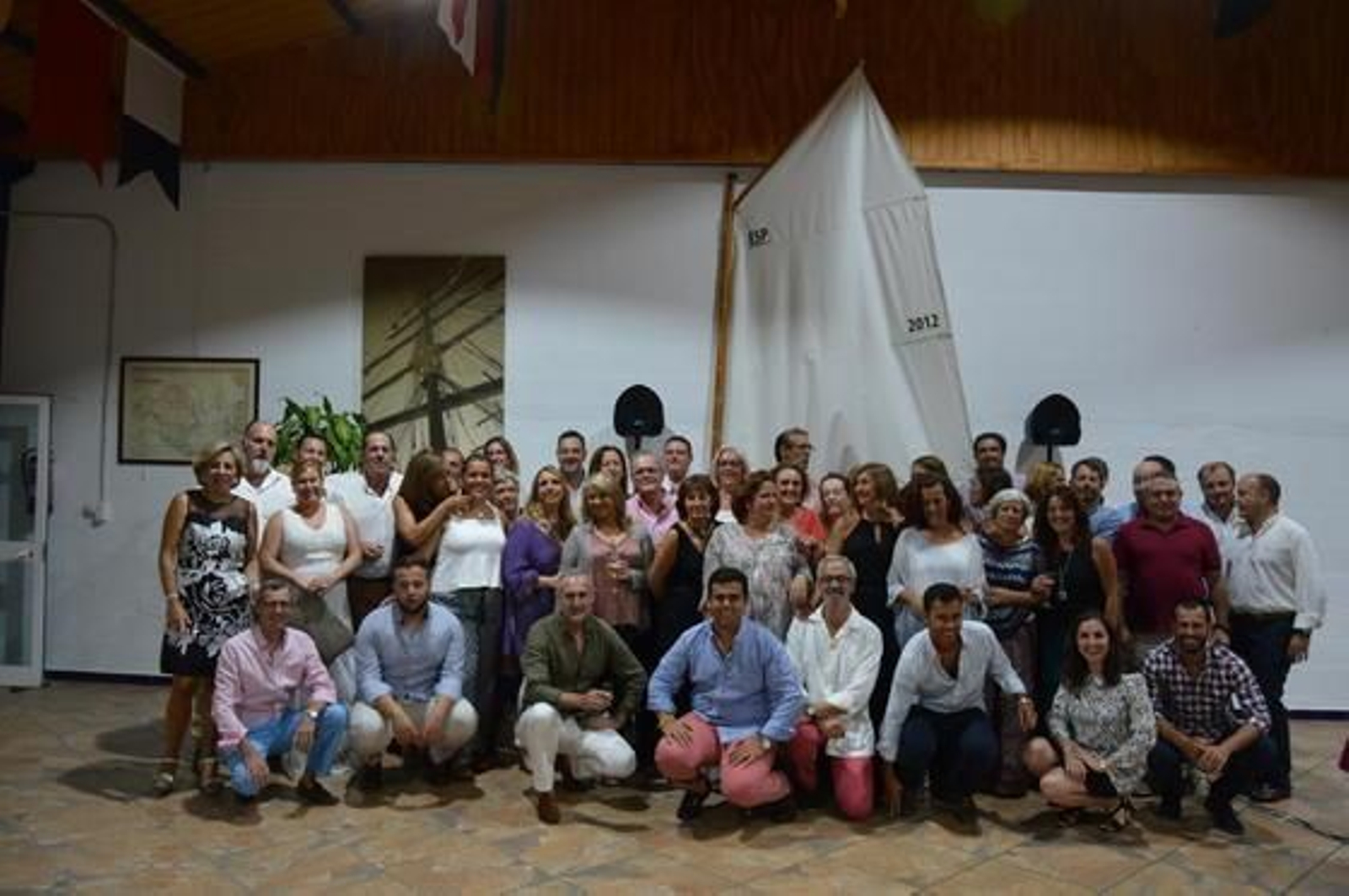 La homenajeada Ana Cervera Lacave con el grupo de familiares y amigos que asistieron a la fiesta de sus cincuenta cumpleaños, en el Real Club Náutico de Cádiz.   Foto: Ignacio Casas de Ciria