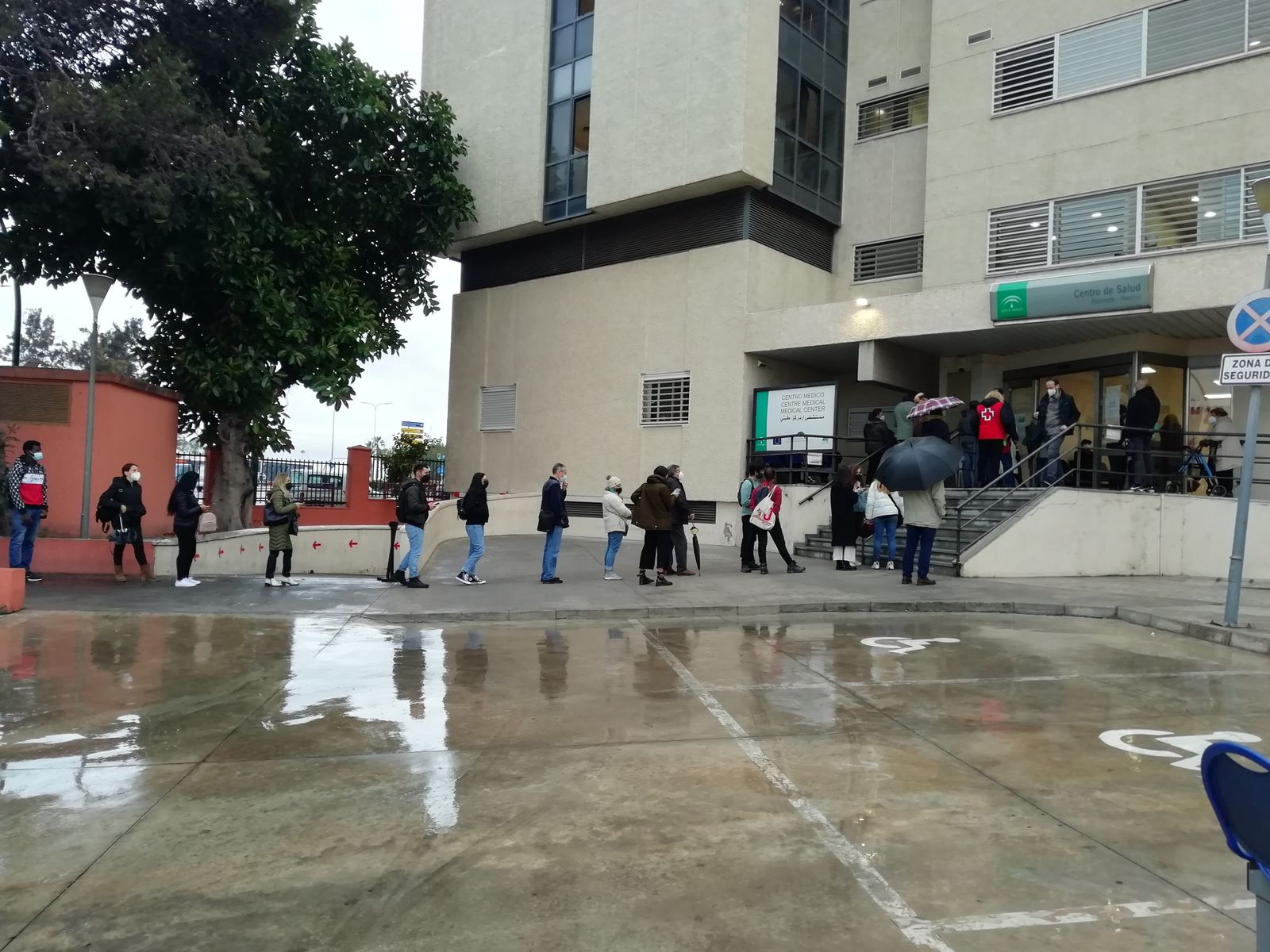 Usuarios hacen colas ante el centro de salud Alameda-Perchel.