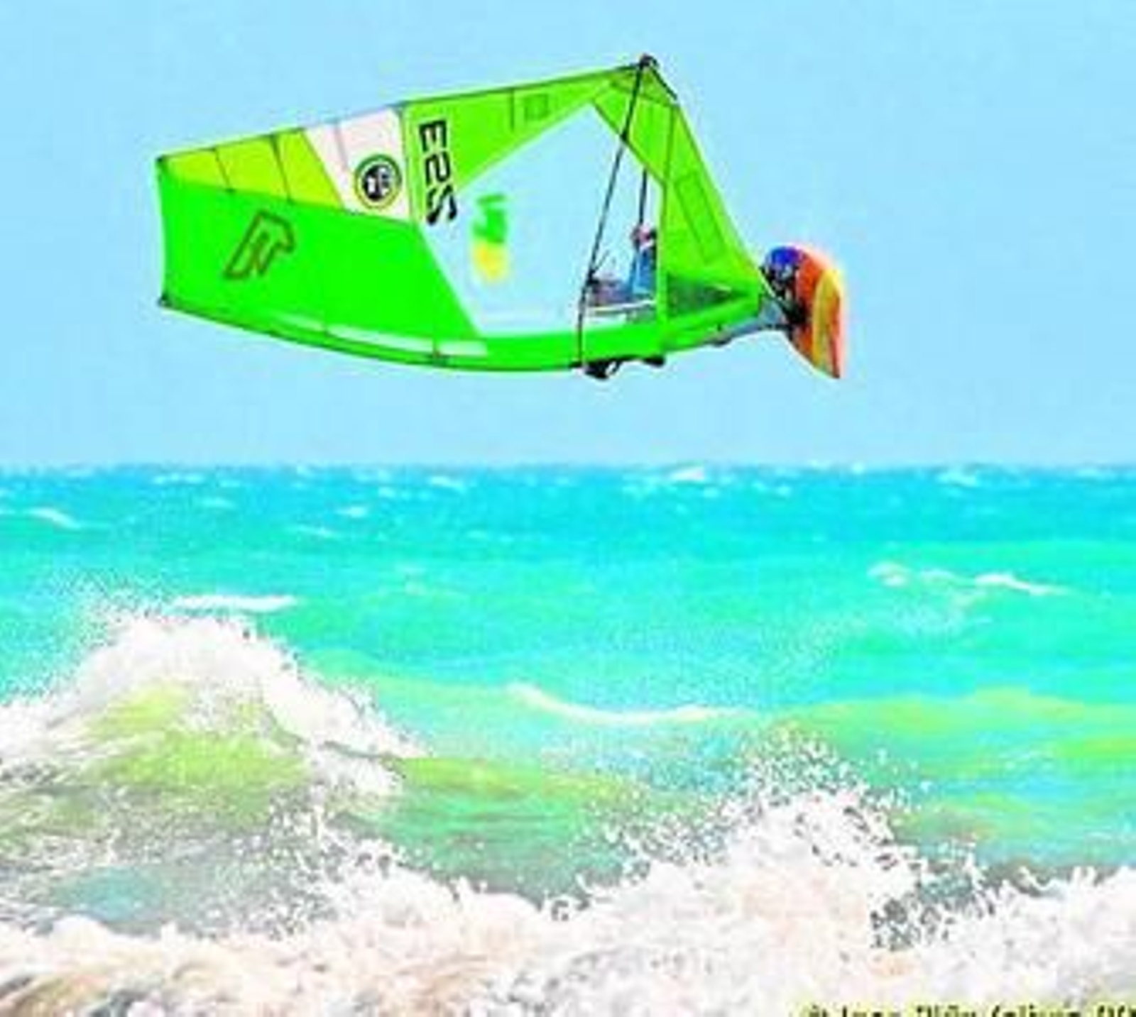 Miguel del Toro, en plena competición, dando espectáculo sobre las olas.