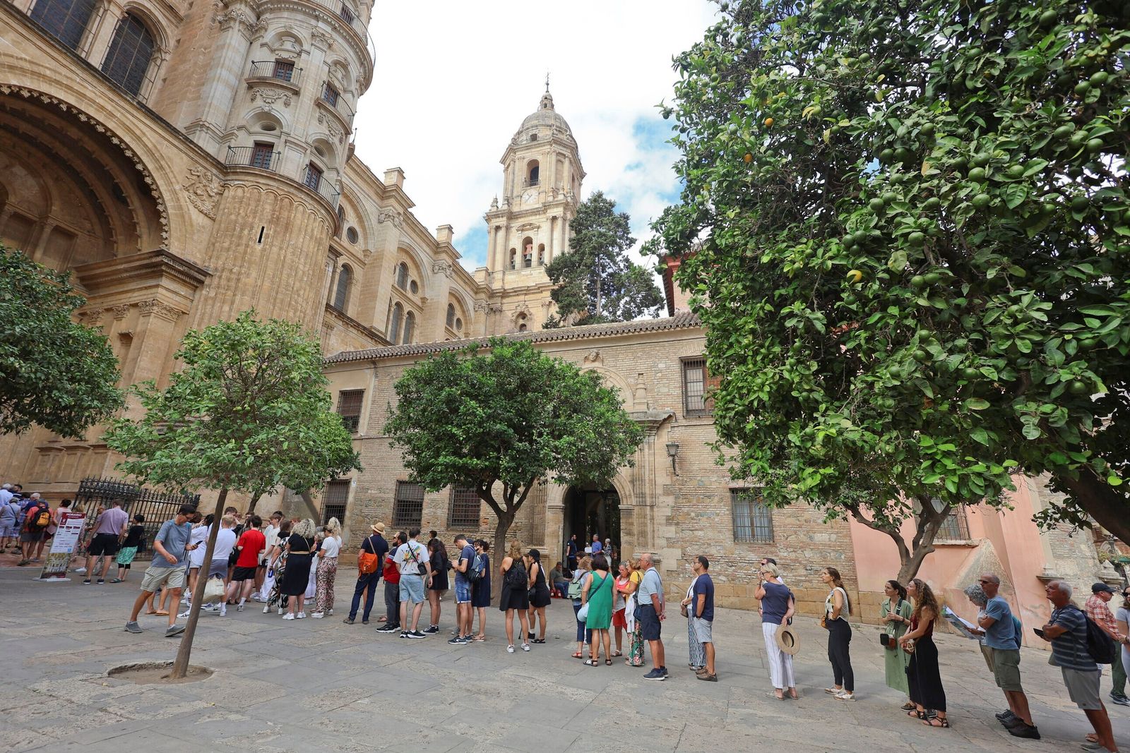Turistas haciendo cola para visitar la Catedral.