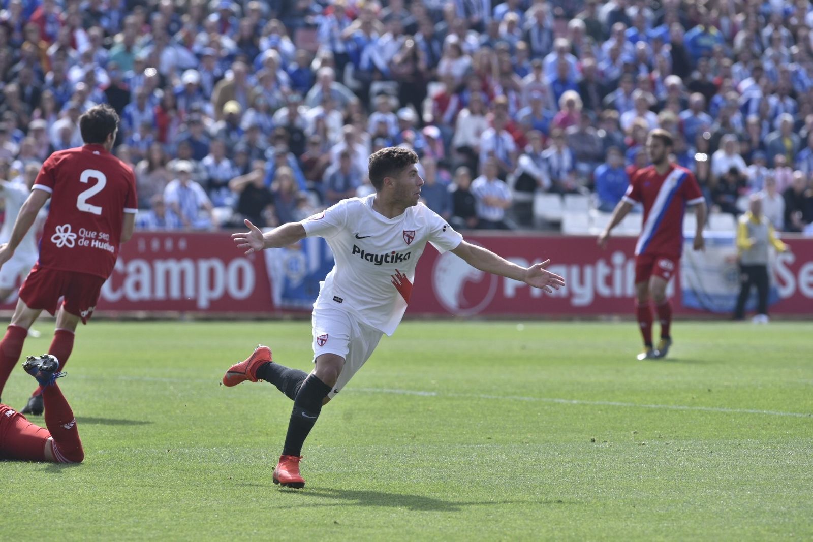 El filial sevillista celebra su único tanto.