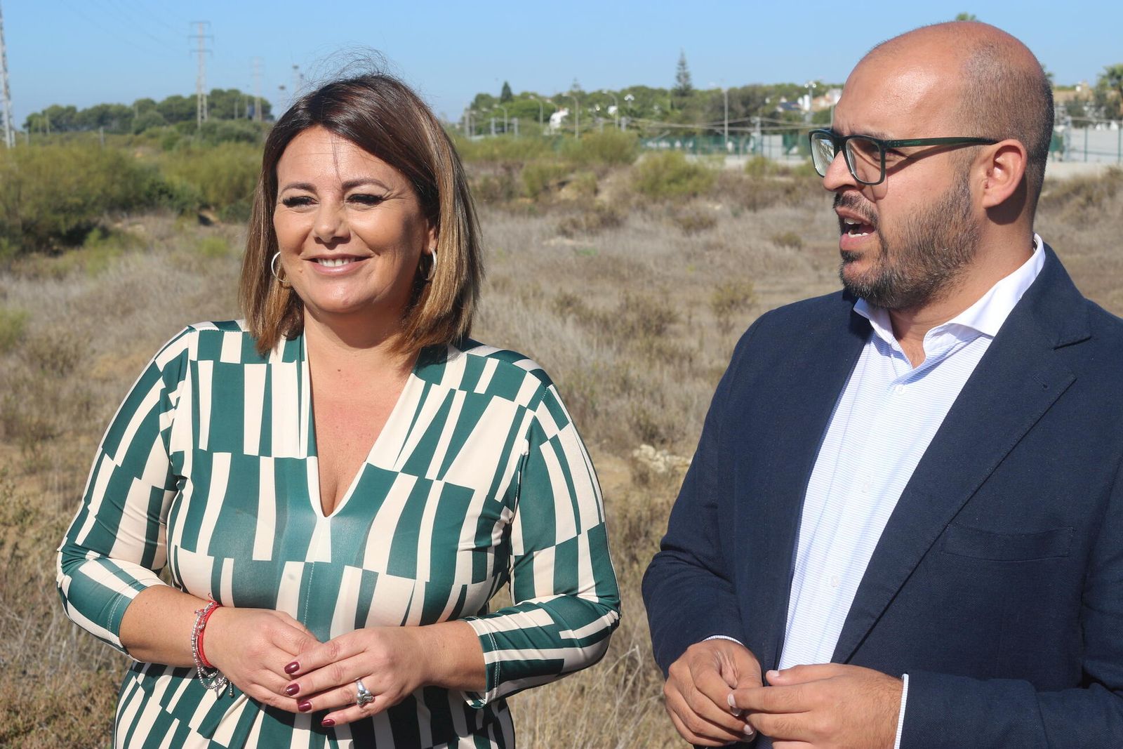 Elena Amaya y Carlos Salguero en los terrenos de Eetrevías