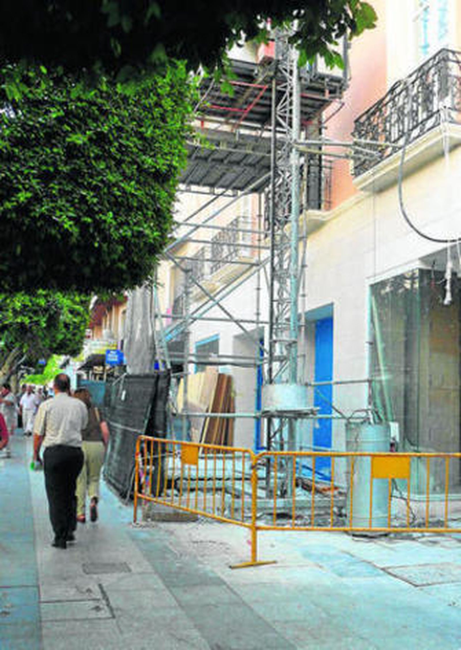 Obras en el futuro comercio de H&M en el Paseo de Almería.