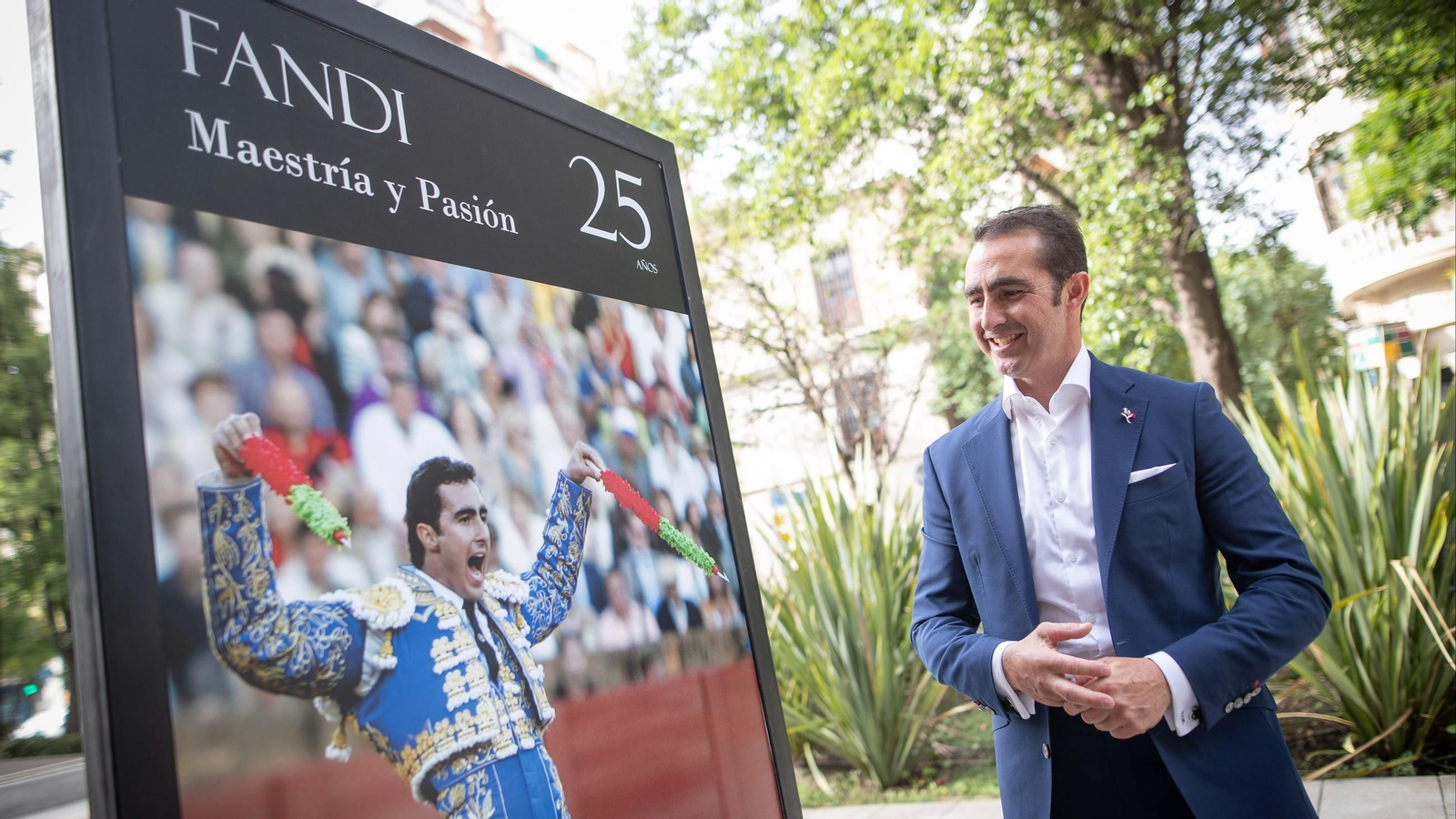 “El Fandi” observa la exposición al aire libre compuesta que recoge momentos emblemáticos de su carrera en Granada