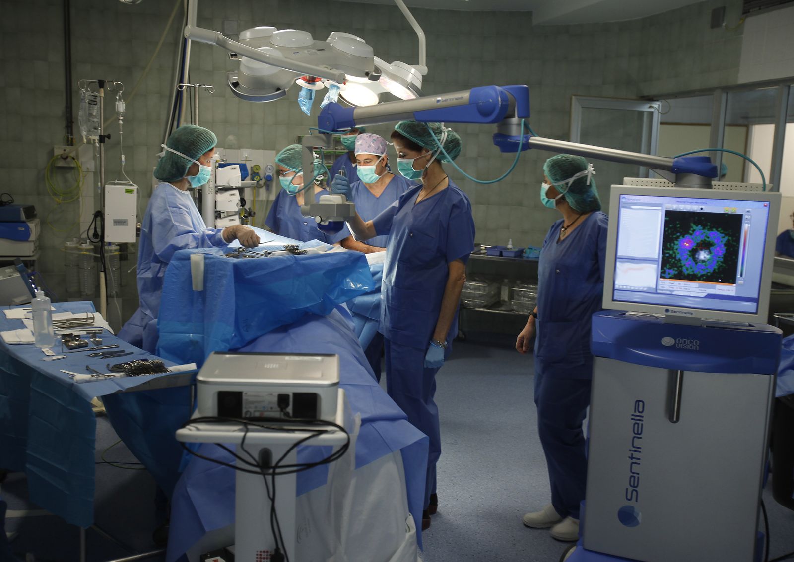 Un equipo de especialistas intervienen a una mujer de cáncer de mama.