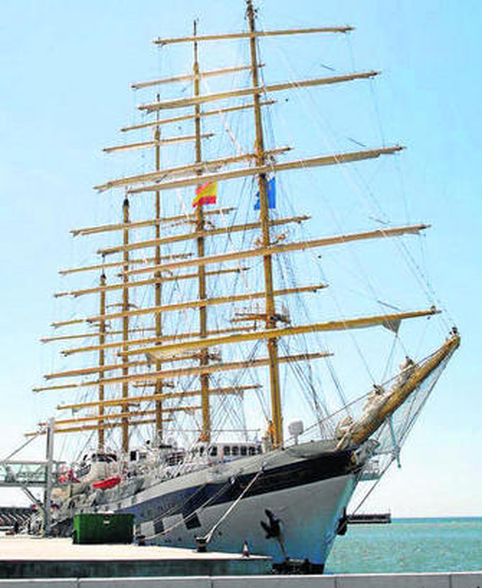 El 'Royal Clipper', imponente, atracado ayer en Málaga.