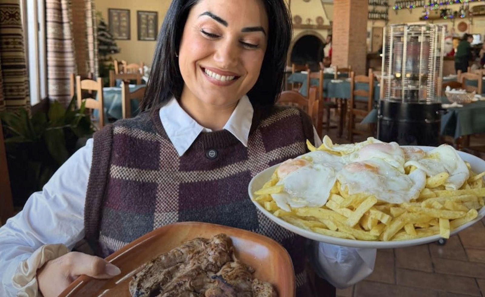 Como con Mimi, la conocida influencer sevillana disfruta de la gastronomía serrana de Huelva