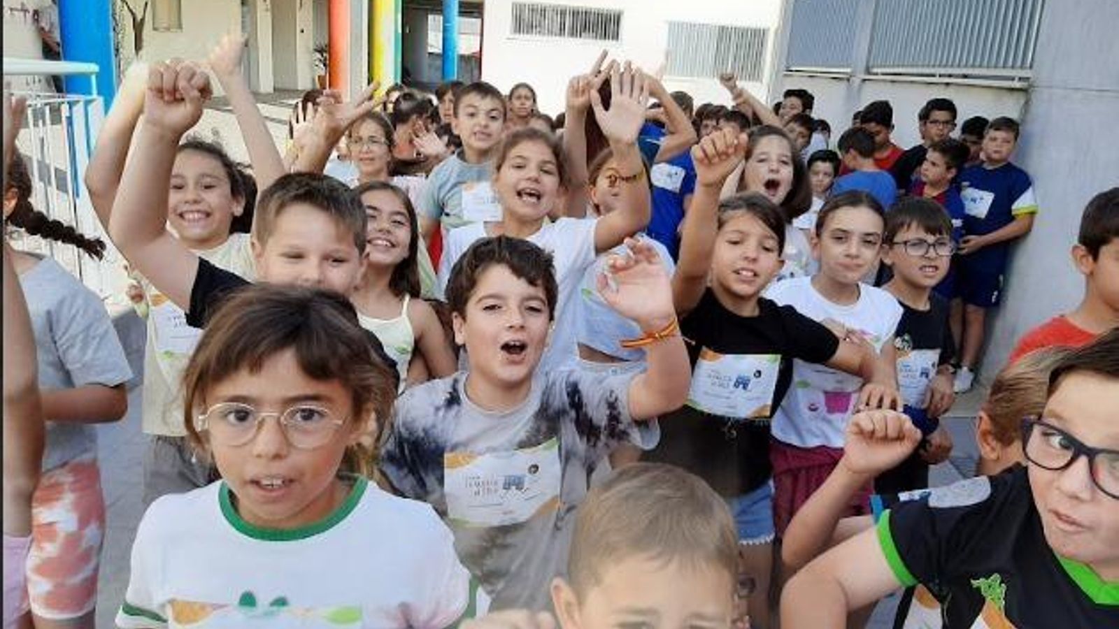 Los más pequeños, saludando antes de la carrera.