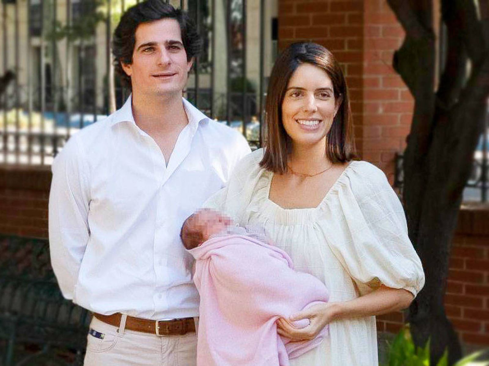 Los duques de Huéscar, saliendo del hospital con su hija recién nacida el pasado septiembre.