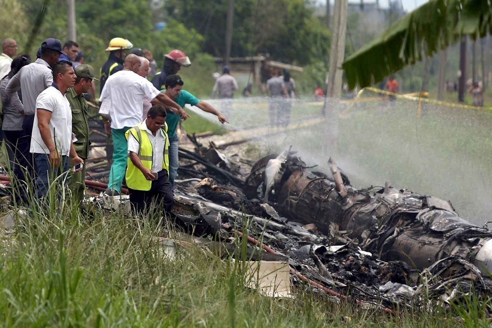 Los equipos de rescate trabajan entre los restos del avión siniestrado.