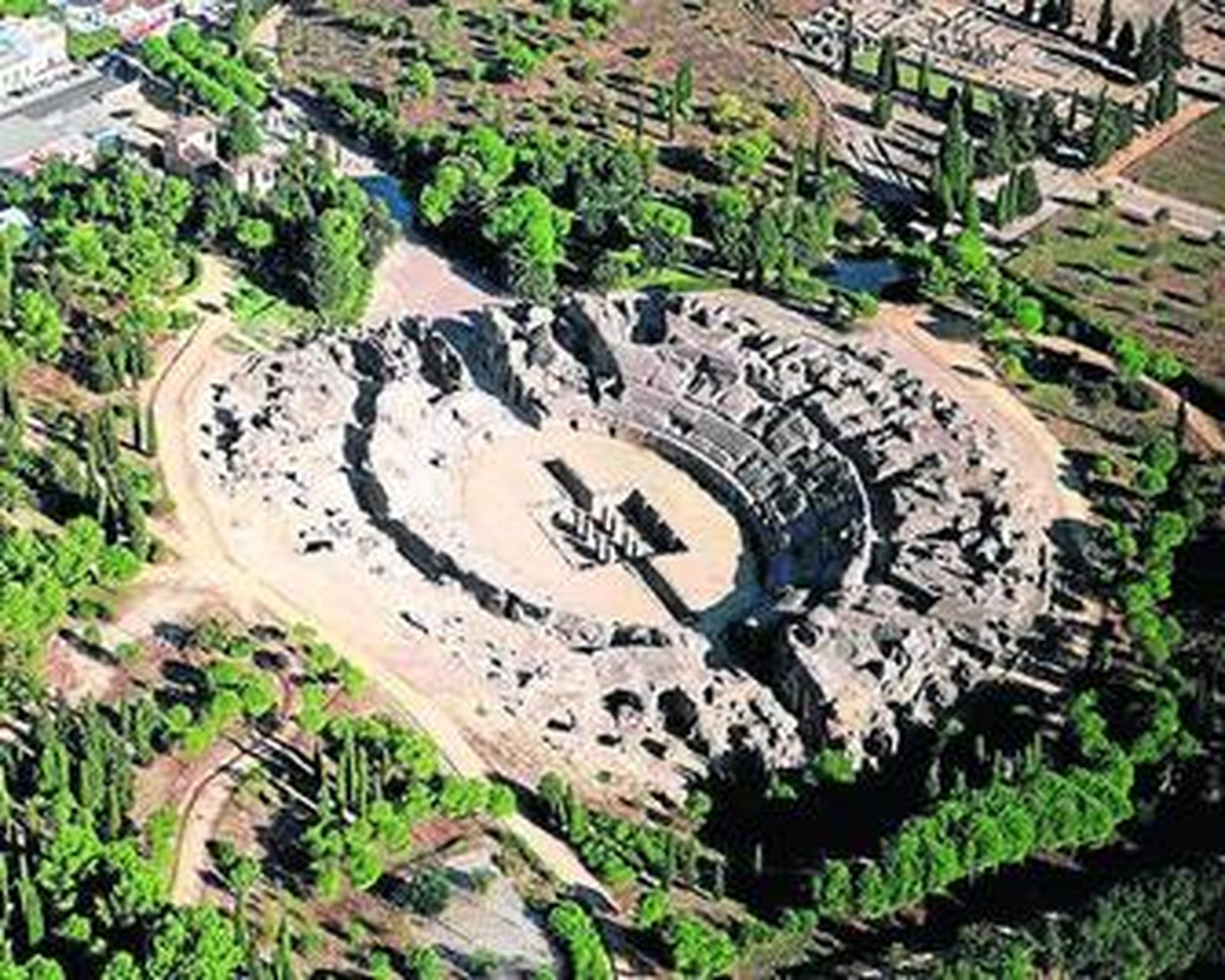Vista aérea del teatro romano de Itálica.