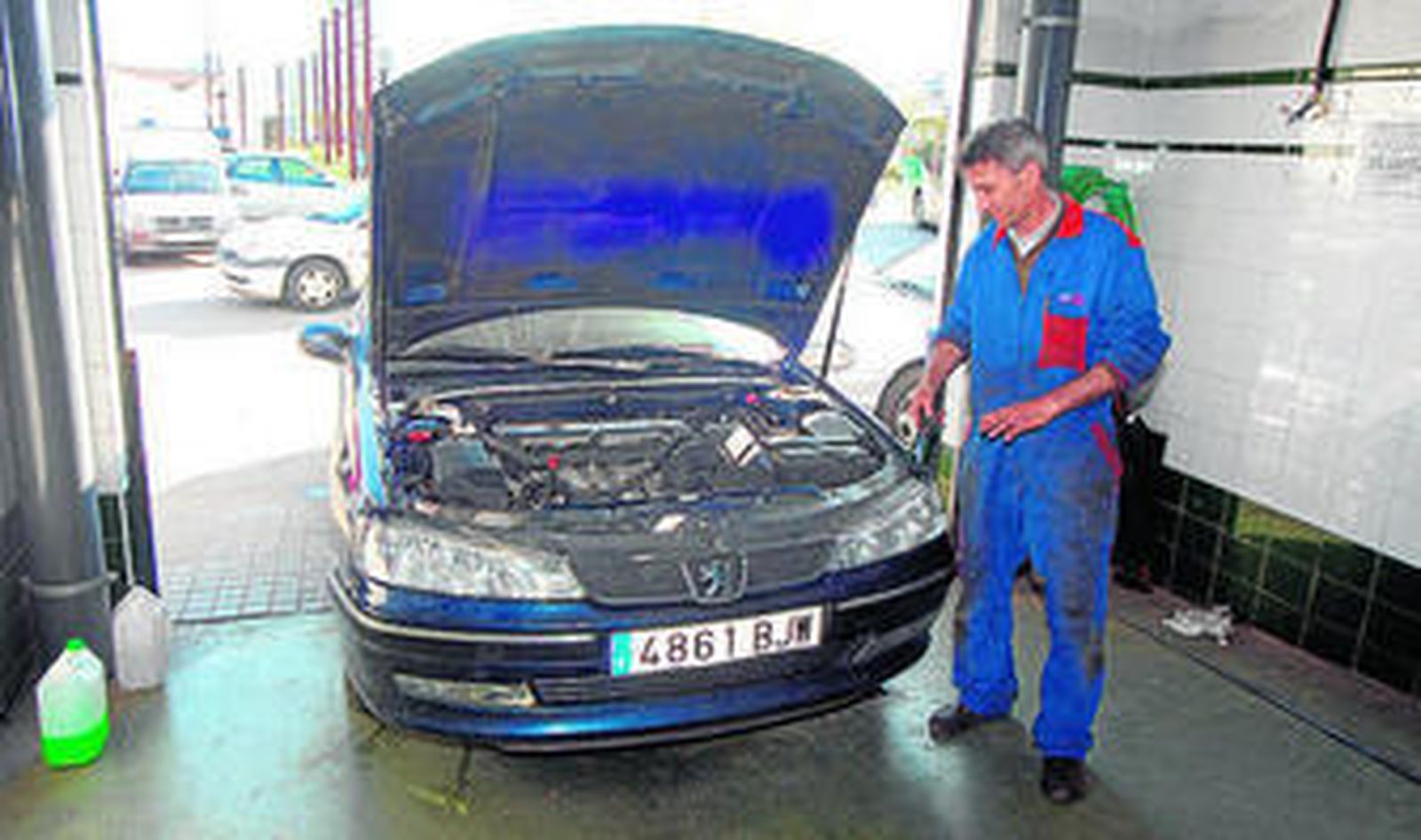 Un mecánico trabaja en la reparación de un coche.