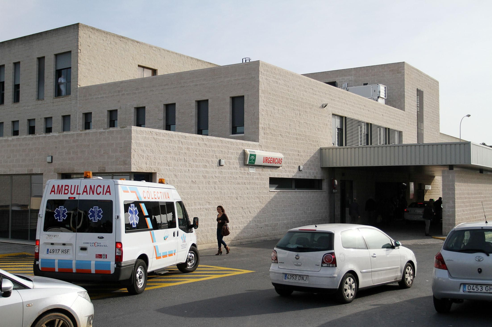 Acceso a Urgencias del Juan Ramón Jiménez.