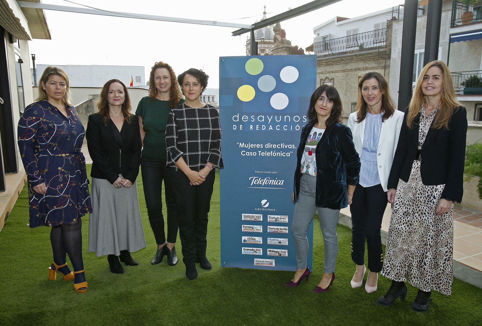 Las seis directivas de Telefónica participantes en el Desayuno de Redacción junto a la directora de Granada Hoy, Magdalena Trillo (segunda por la izquierda).