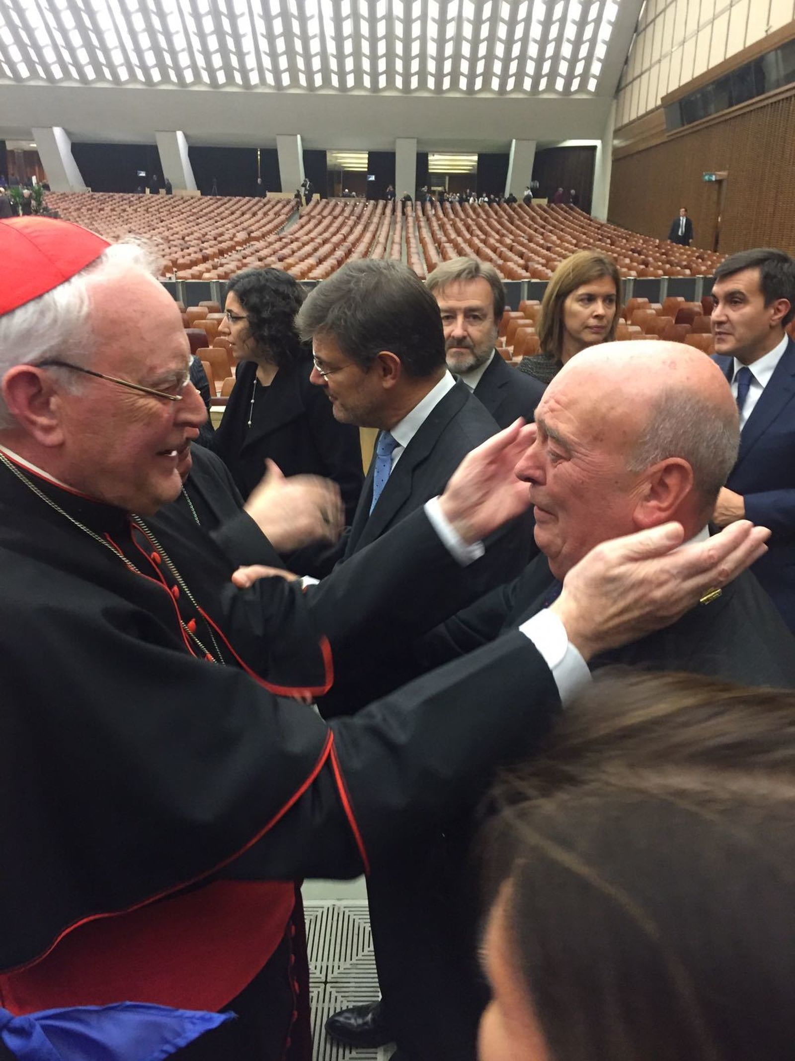 El cardenal Amigo saluda a Rogelio Gómez 'Trifón'.
