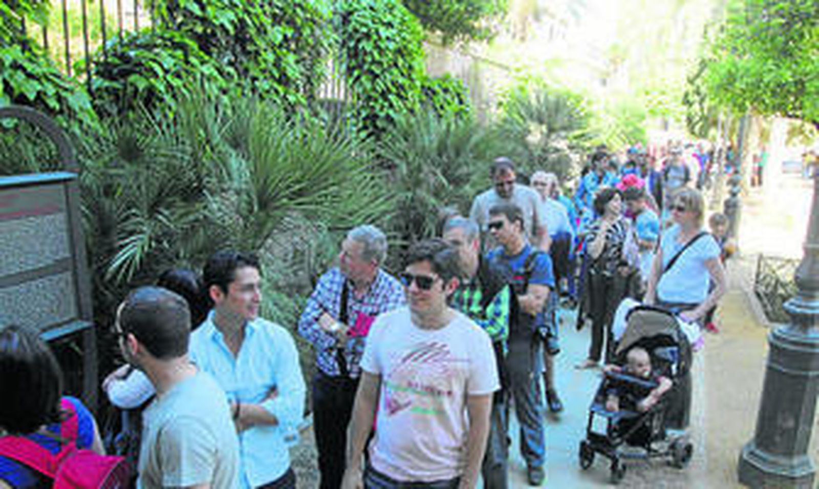 Cola de turistas en el Alcázar de los Reyes Cristianos de Córdoba esta semana.