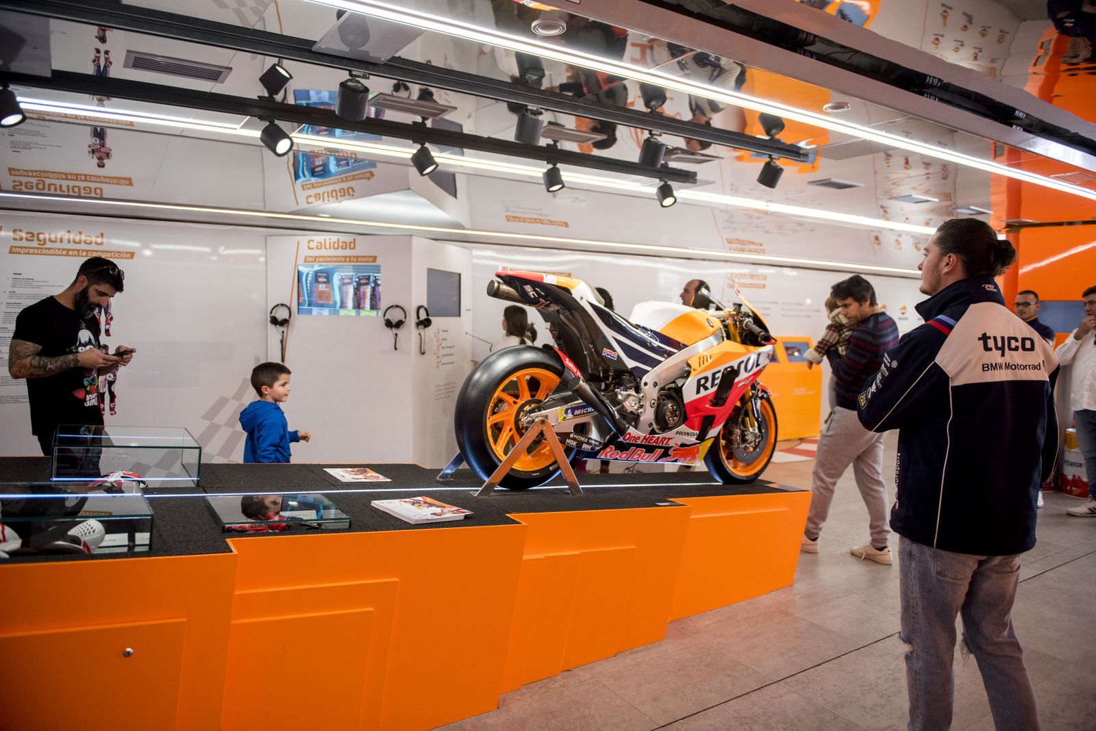 Imágenes de la foto de Marc Márquez que se exhibe en Granada