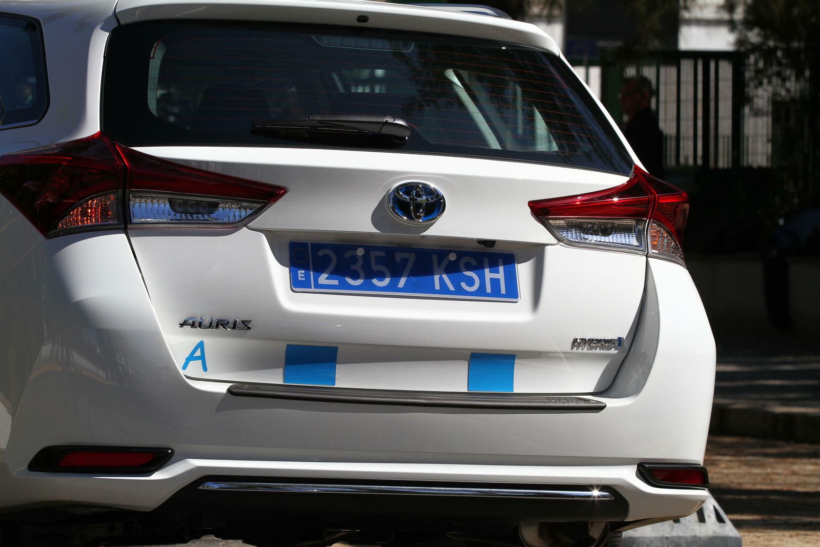 Un taxi con matrícula azul.