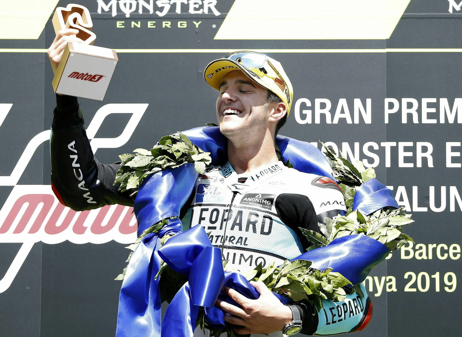 El piloto español de Moto3, Marcos Ramírez, celebra en el podio su victoria. El piloto español de Moto3, Marcos Ramírez, celebra en el podio su victoria.